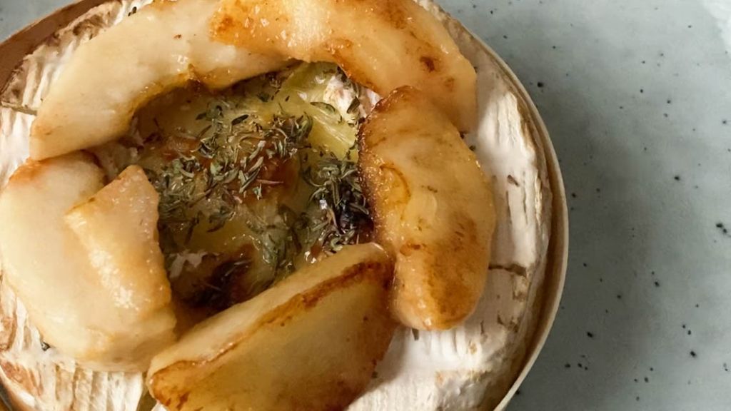 Camembert rôti au miel et aux pommes