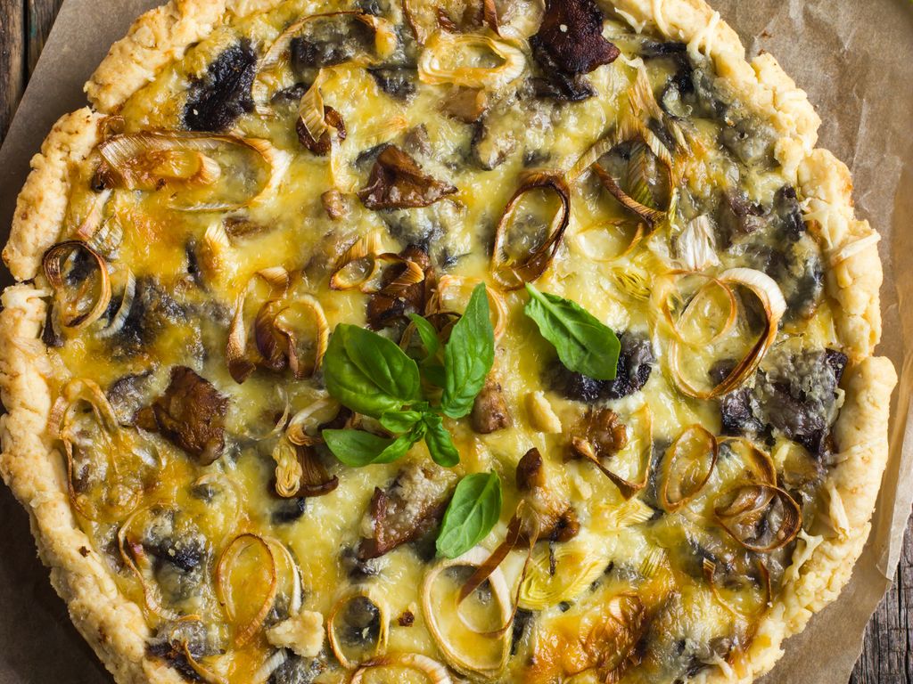 Tarte aux poireaux, lardons et champignons : Recette de Tarte aux poireaux,  lardons et champignons