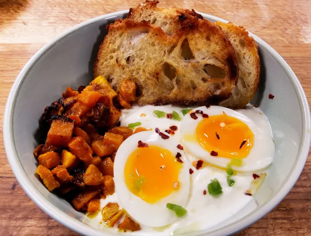 Potiron rôti, œuf mollet et pain croustillant.