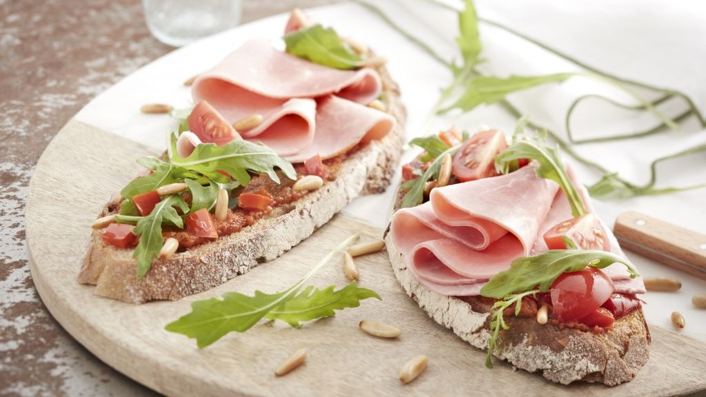 Tartines au jambon, caviar de tomate, basilic et tomates fraîches