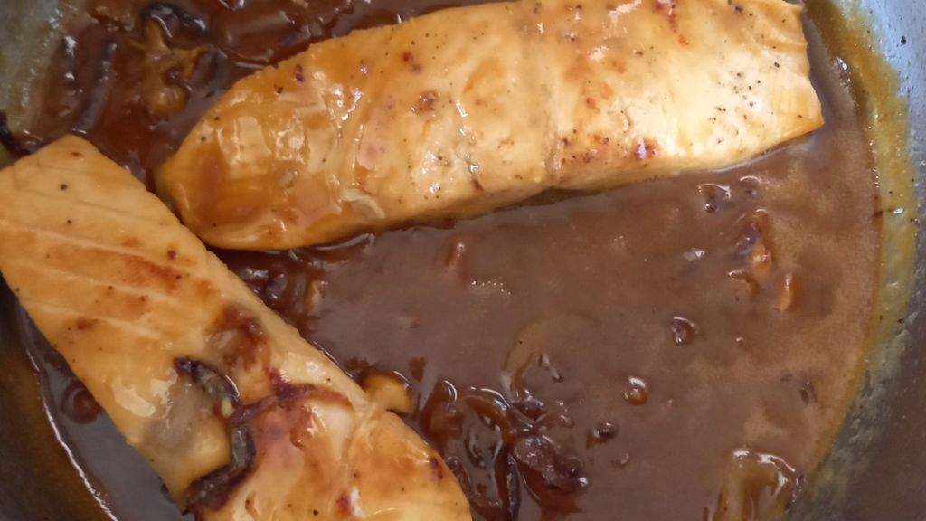 Recette Pavé de saumon grillé au miel et aux baies roses — 2 personnes