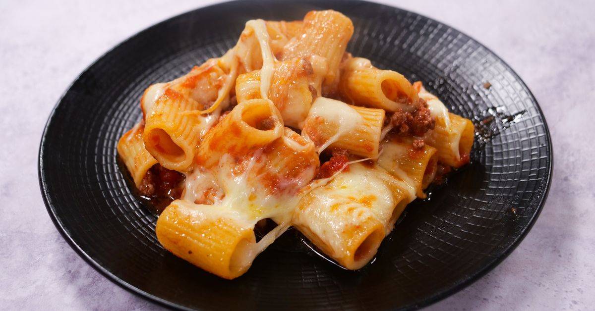 Gratin de pâtes à la mozzarella, sauce tomate et viande hachée