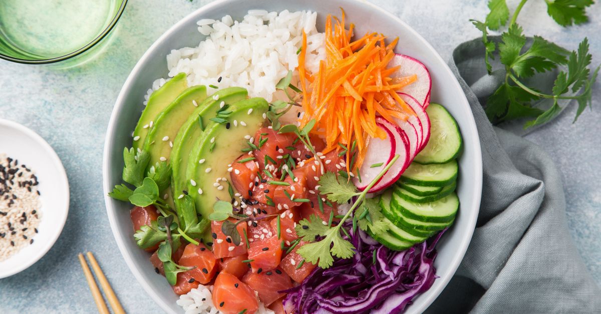 Poke Bowl Au Saumon, Avocat, Carottes Et Concombre : Recette De Poke ...