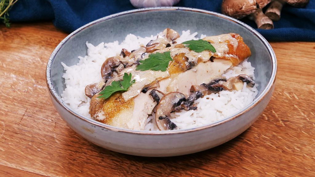 Poulet rôti façon demi-deuil, champignons, persil et sauce à la crème et au vin jaune
