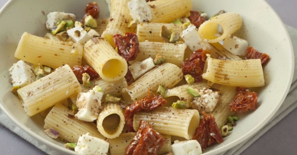 Salade de pâtes, tomates séchées et feta aux pistaches : recette de