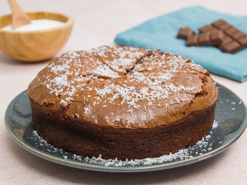 Délicieux Gâteau Au Chocolat Sur Une Plaque Sur La Table Sur Fond De Marbre.  Fond D'écran Pour Pâtisserie Ou Menu De Café. Verticale.