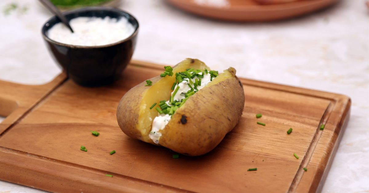 Pommes de terre au four et crème aux herbes : recette de Pommes de