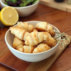 Petits croissants au saumon fumé (toast apéritif)