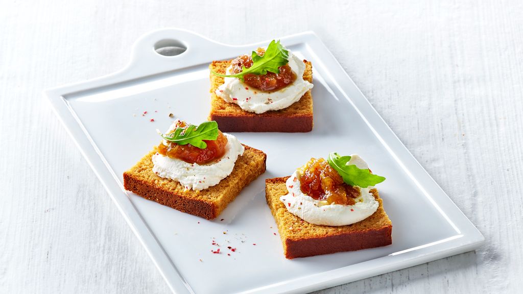 Toast labné, pain d’épice et chutney d’oignon