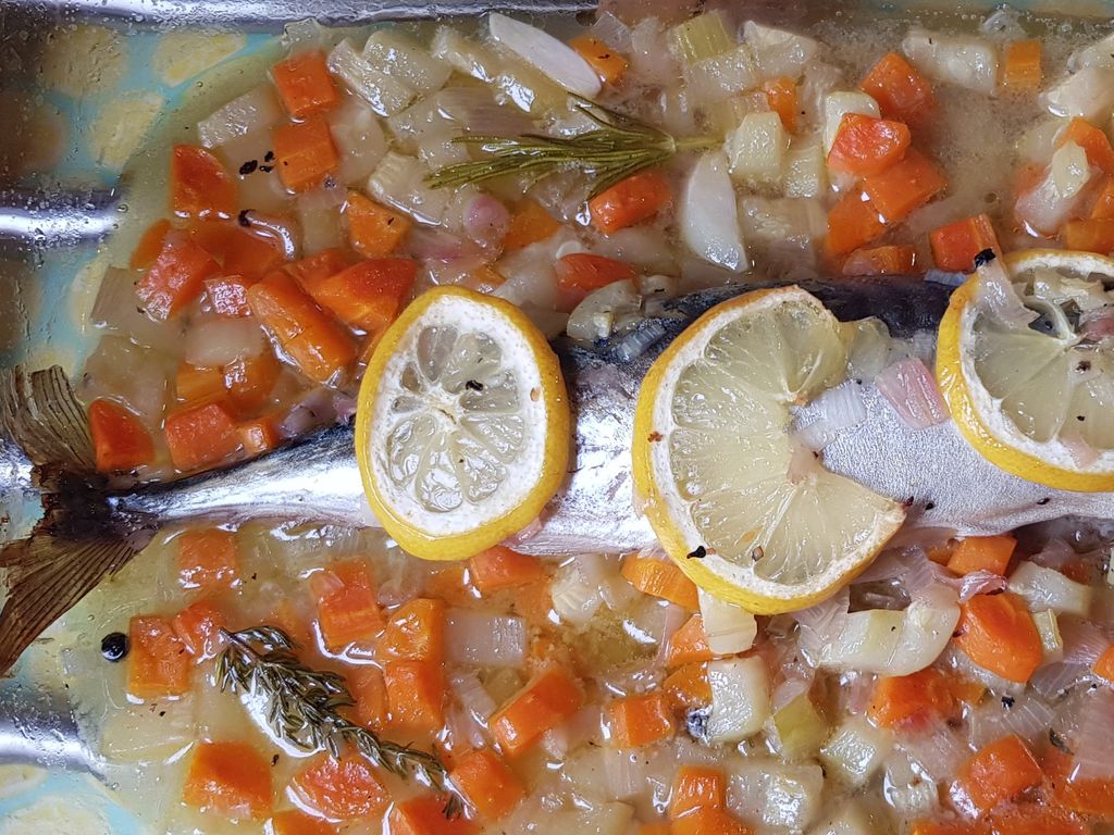 Maquereau au four au vin blanc : Recette de Maquereau au four au vin blanc