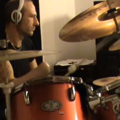Il joue de la batterie… sans mains (Vidéo)