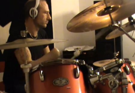 Il joue de la batterie… sans mains (Vidéo)