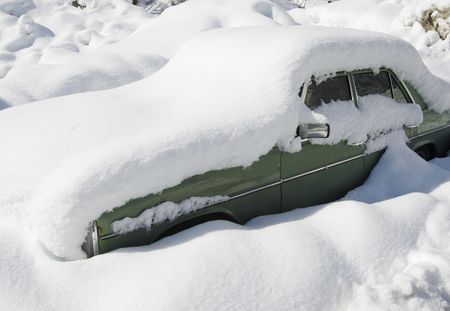 Faits divers : Il survit enseveli sous la neige dans sa voiture pendant 2 mois