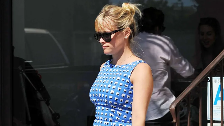 Reese Witherspoon : Elle dévoile son petit ventre rond (Photos)