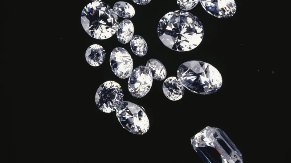Insolite : Elle découvre des centaines de diamants dans son ascenseur !