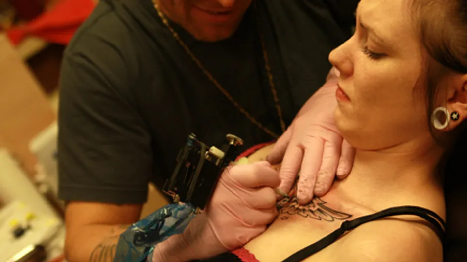 Tatouage : Un homme se fait tatouer le pénis et reste bloqué en érection