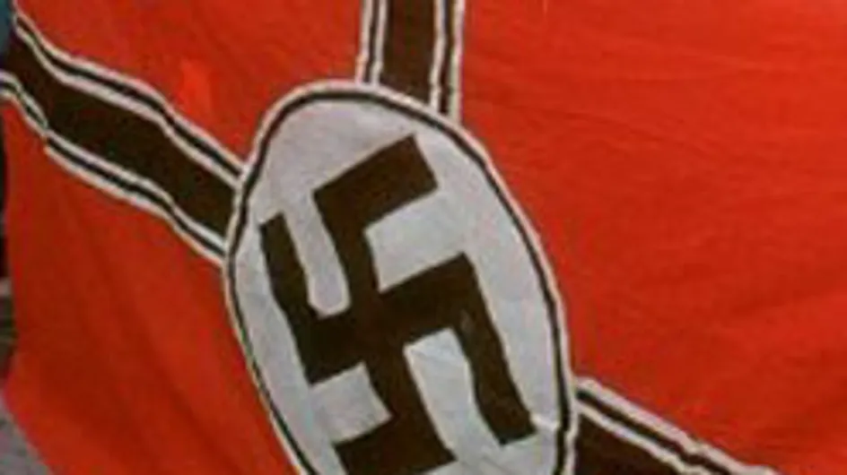 Un homme poste sur Facebook des photos de son bébé ceint d'un drapeau nazi