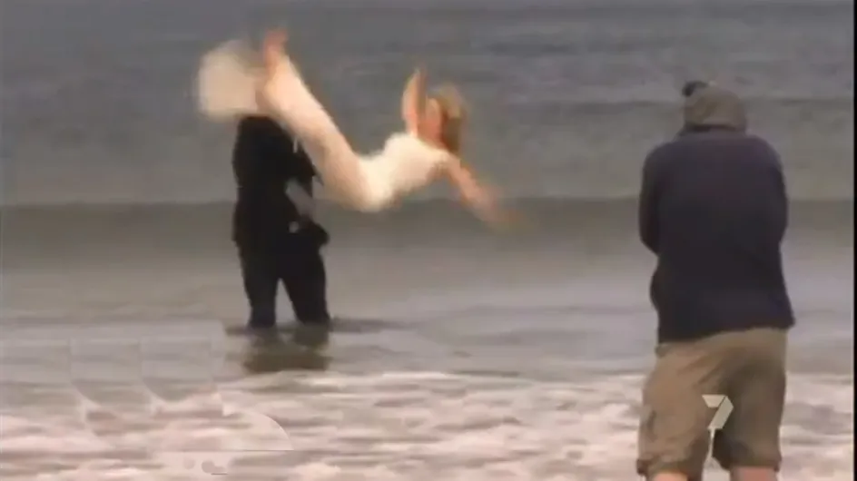 Insolite : Il jette la mariée dans l’eau glacée (Vidéo)