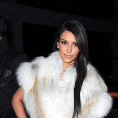 Kim Kardashian : Hot en manteau de fourrure et porte-jarretelles (Photos)