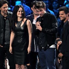 Robert Pattinson : Bien entouré pour les MTV VMA (Vidéo)