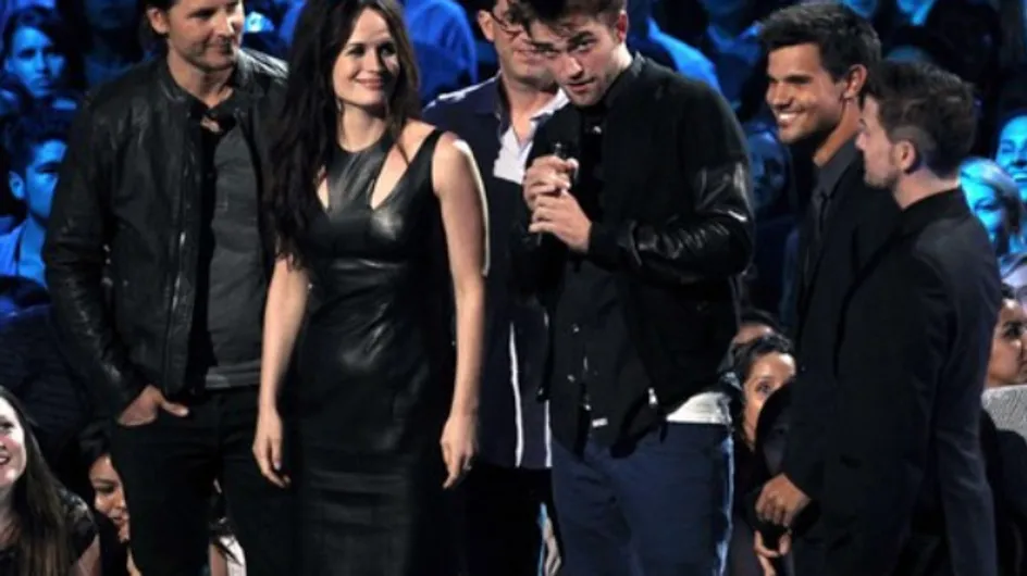 Robert Pattinson : Bien entouré pour les MTV VMA (Vidéo)