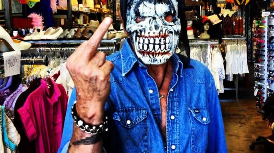 Johnny Hallyday : Un doigt d’honneur pour les paparazzis ! (Photos)