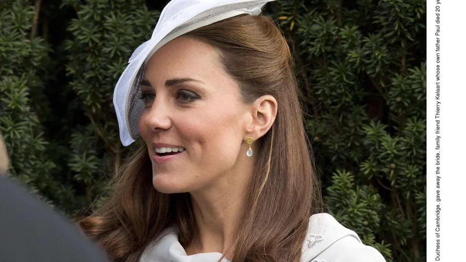 Kate Middleton : Mariage en robe bleu pâle (Photos)