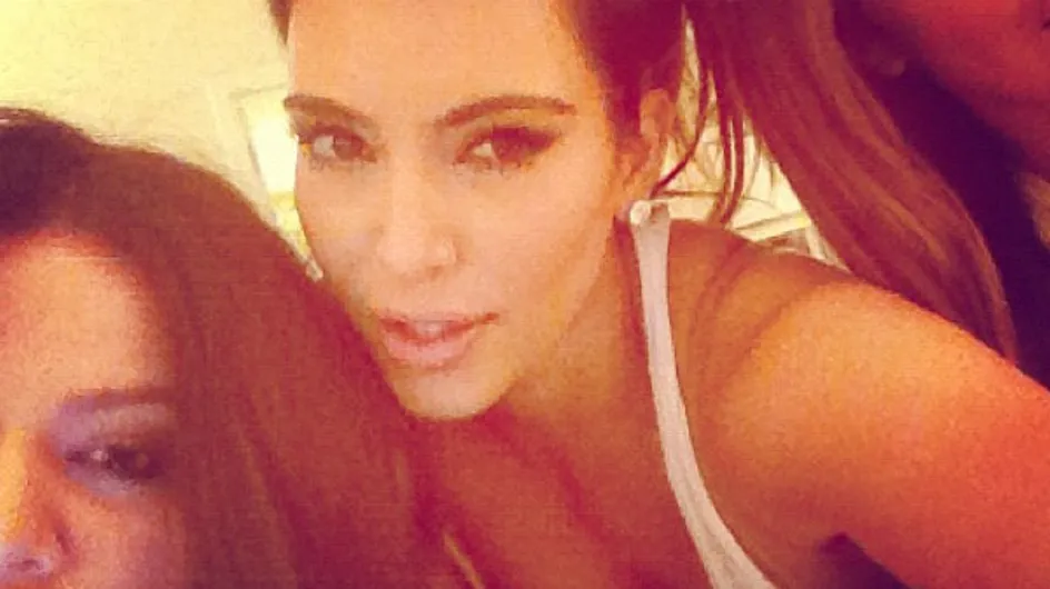 Kim Kardashian : Un décolleté d’enfer pour sa pyjama party (Photo)