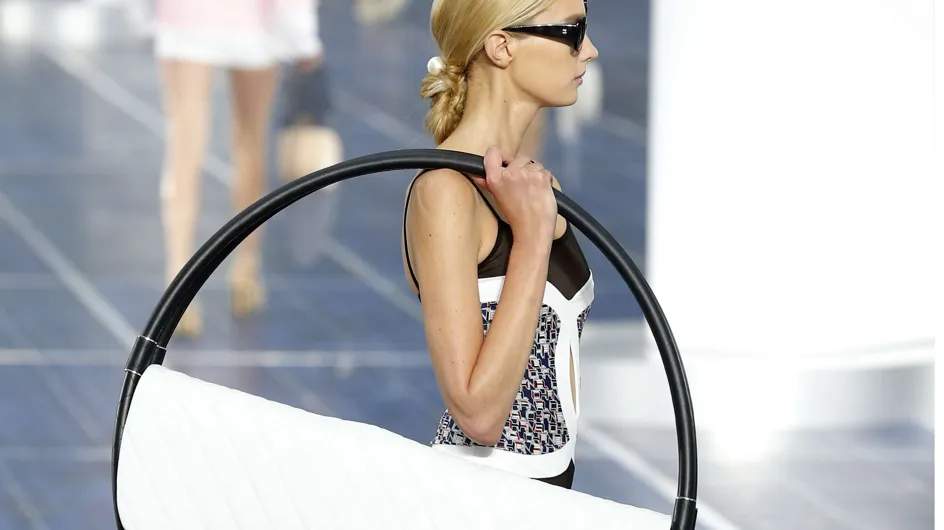 Chanel : Le Hula-Hoop bag fait son entrée (Photos)