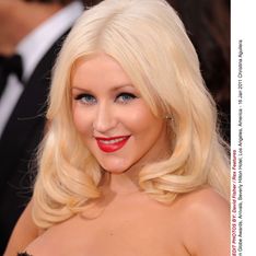 Christina Aguilera : Hillary Clinton envoûtée par son décolleté (Photos)