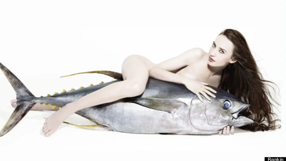 Lizzy Jagger : La fille de Mick Jagger pose nue sur un poisson géant (Photos)