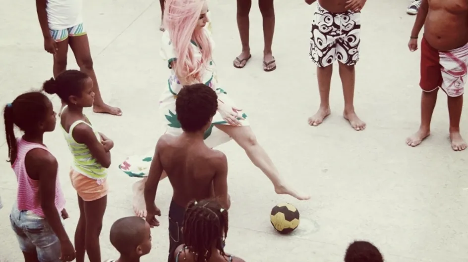 Lady Gaga : Elle joue au foot pieds nus, dans un bidonville (Photos)