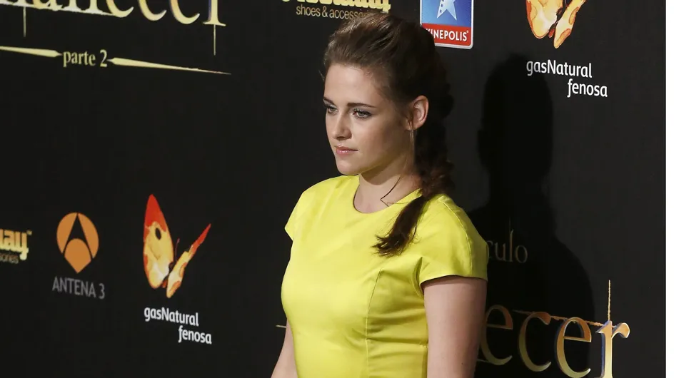 Kristen Stewart : Boudinée dans sa mini-robe jaune Dior (Photos)