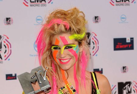 Kesha crée un soutien-gorge fait des dents de ses fans
