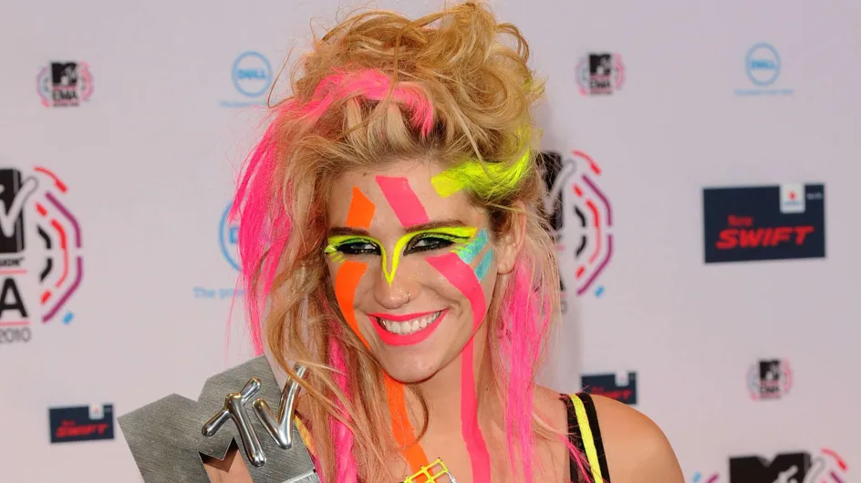Kesha crée un soutien-gorge fait des dents de ses fans