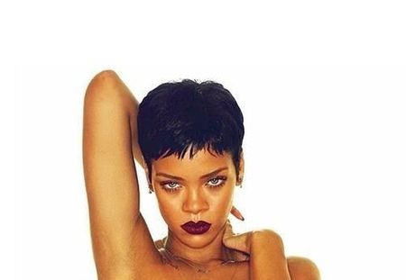 Rihanna : Une photo seins nus qui fait le buzz... (Photos)