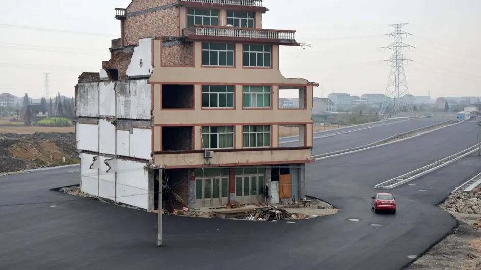 Insolite : Une maison en plein milieu d’une autoroute… (Photos)