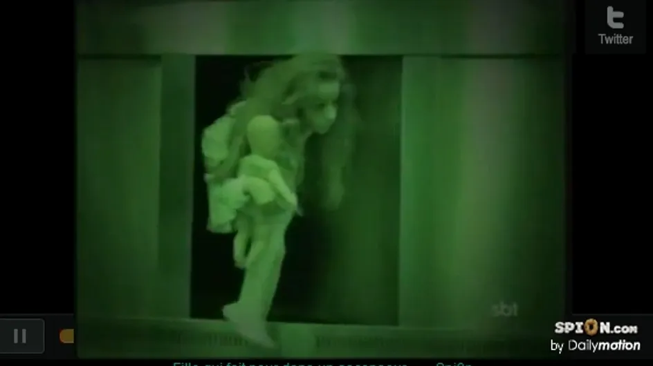 Brésil : Une petite fille terrorise les gens dans un ascenseur (Vidéo)
