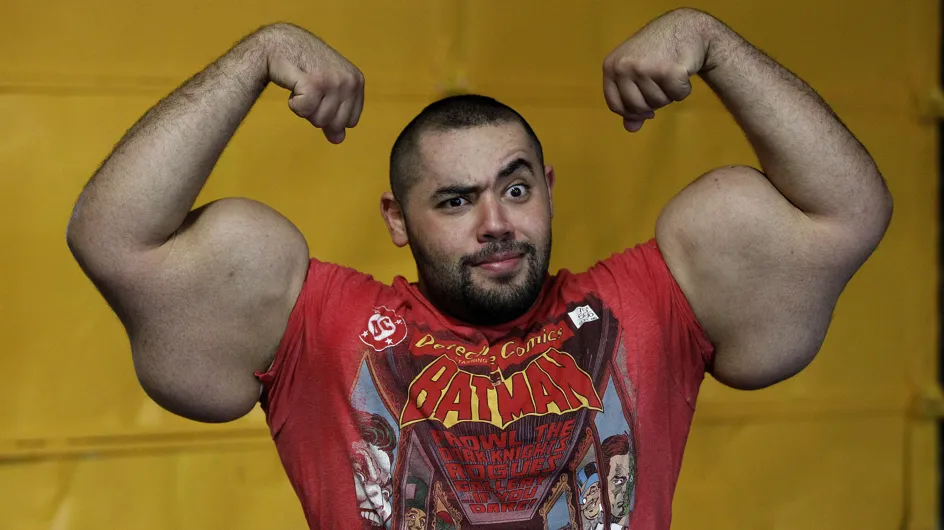 Cet homme a les plus gros biceps du monde ! (Vidéo)