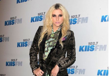 Kesha et son costume dentelle : Le pire look de la semaine ! (Photos)