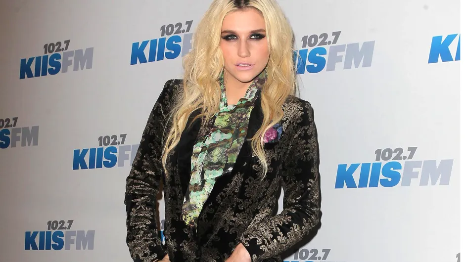 Kesha et son costume dentelle : Le pire look de la semaine ! (Photos)