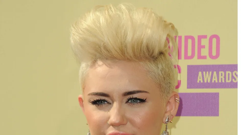 Miley Cyrus : A moitié nue sur scène (Photos)