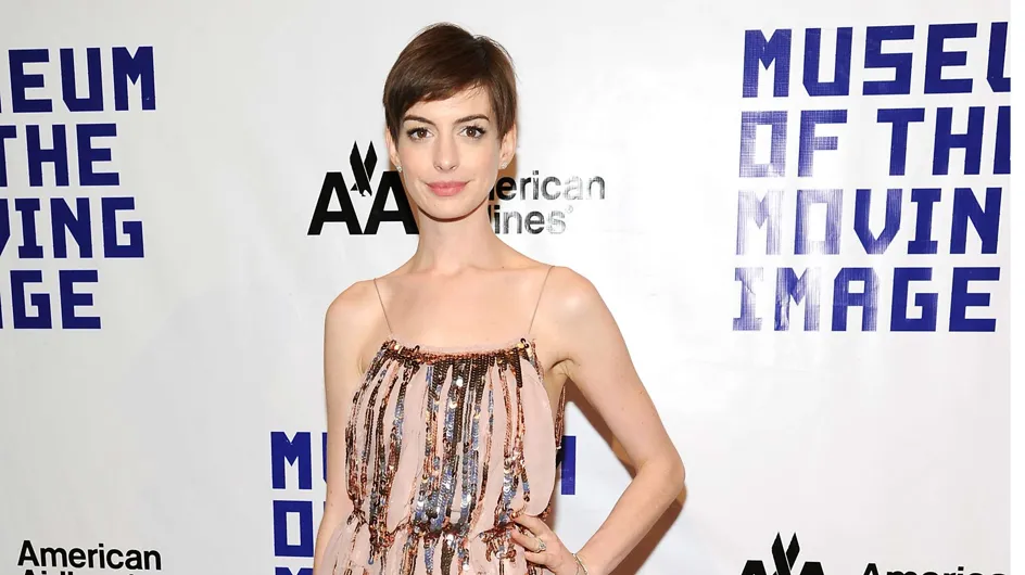Anne Hathaway : Elle rattrape le coup sur le tapis rouge ! (Photos)