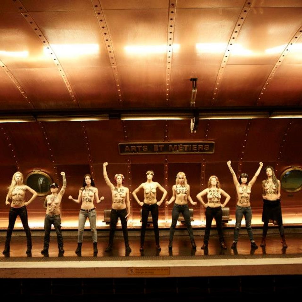 Femen : Seins nus dans le métro parisien pour célébrer la nouvelle année  (Photos)