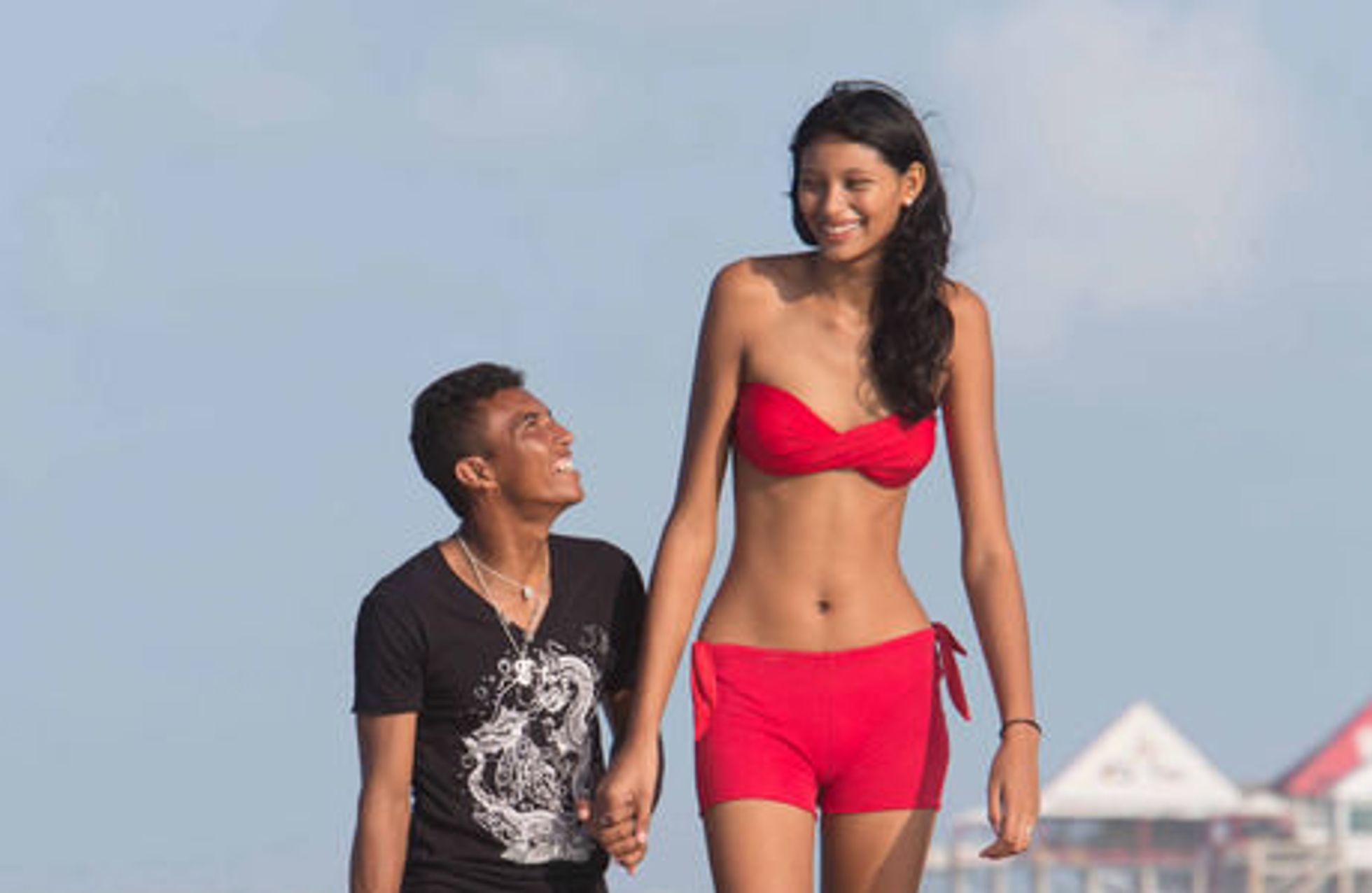 Elle est l'adolescente la plus grande du monde ! (Photos)