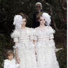 Chanel : Karl Lagerfeld fait défiler deux mariées en soutien au mariage gay (Photos)