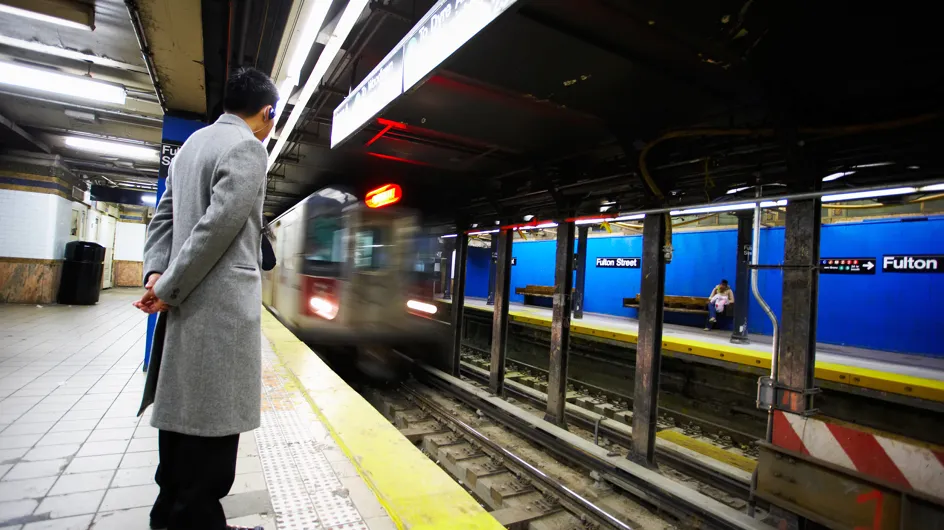 Tombée sur les rails du métro, elle est sauvée de justesse par un policier (Vidéo)