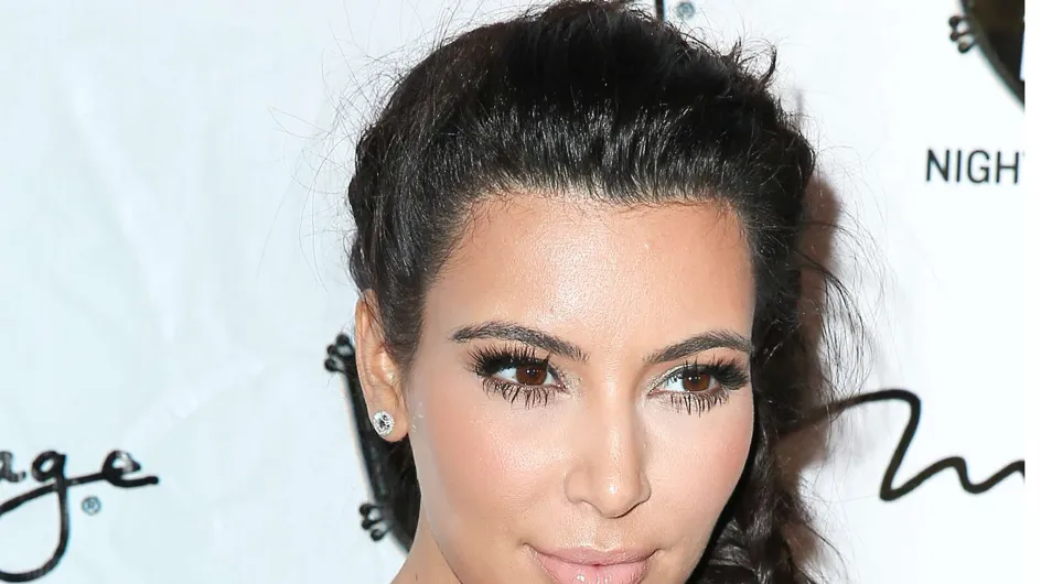 Kim Kardashian : Elle s’applique du lait maternel pour soigner son psoriasis (Vidéo)