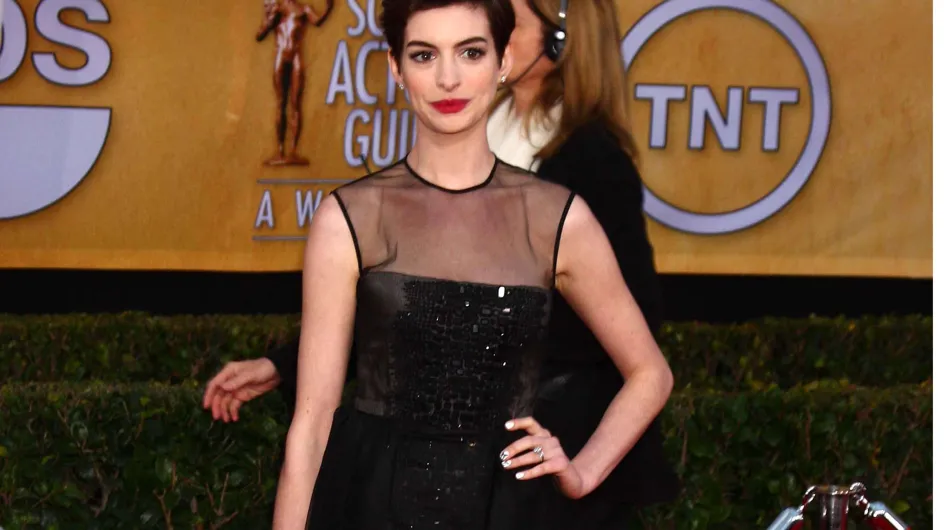 Anne Hathaway : Chic et tendance pour les SAG Awards (Photos)