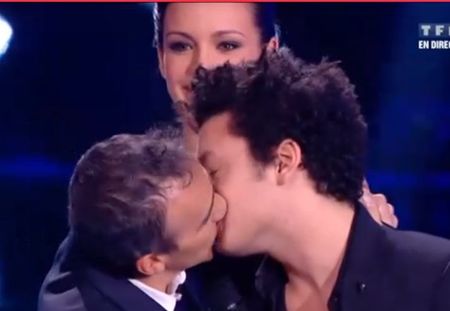 Elie Semoun et Kev Adams : Ils s’embrassent lors des NRJ Music Awards (Vidéo)